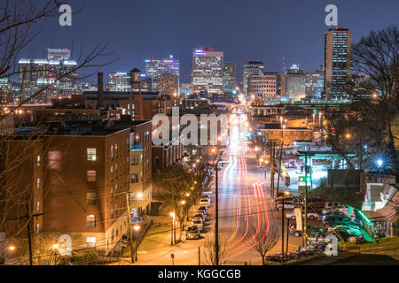 RICHMOND, Virginie - 24 MARS : vue de la ligne d'horizon de Richmond, Virginie depuis Libby Hill Park donnant sur main St le 24 mars 2017 Banque D'Images