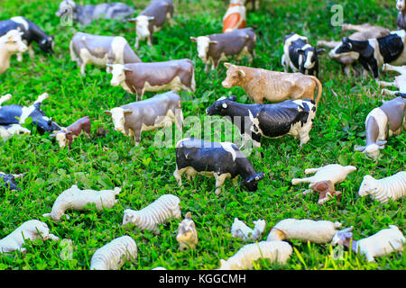 Toy des animaux au pâturage des vaches sur un pré vert Banque D'Images