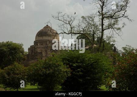 Bara Gumbad est un monument ancien situé dans le jardin Lodhi à Delhi, en Inde. Banque D'Images