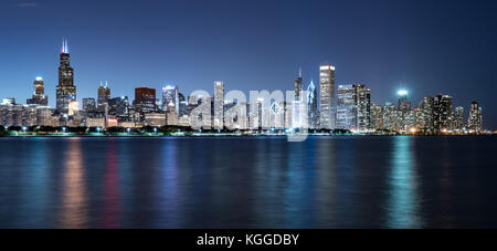 Chicago night skyline sur le lac Michigan Banque D'Images