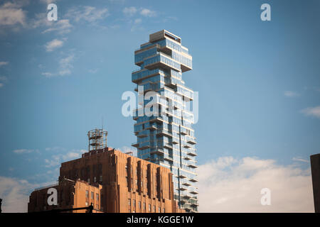 Le gratte-ciel condo à 56 leonard street menace l'ancien style art-déco interrupteur télécom verizon Building à 140 West street à new york le Jeudi, Novembre 2, 2017. 56 Leonard street, conçu par Herzog & de Meuron est 820 pieds de haut avec 145 appartements. (© richard b. levine) Banque D'Images