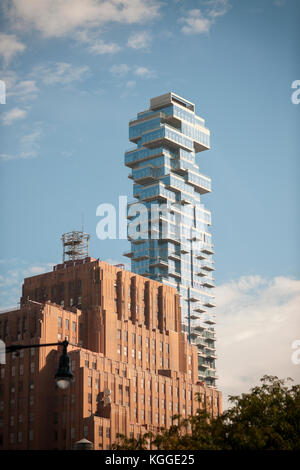 Le gratte-ciel condo à 56 leonard street menace l'ancien style art-déco interrupteur télécom verizon Building à 140 West street à new york le Jeudi, Novembre 2, 2017. 56 Leonard street, conçu par Herzog & de Meuron est 820 pieds de haut avec 145 appartements. (© richard b. levine) Banque D'Images