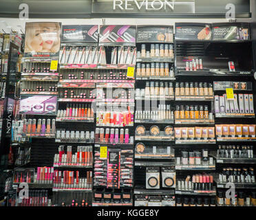 Une sélection de produits de beauté revlon dans une pharmacie à new york, le vendredi 3 novembre 2017 revlon. ont signalé un 32,4 millions de dollars de perte au troisième trimestre. (© richard b. levine) Banque D'Images