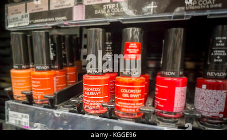 Une sélection de produits de beauté revlon dans une pharmacie à new york, le vendredi 3 novembre 2017 revlon. ont signalé un 32,4 millions de dollars de perte au troisième trimestre. (© richard b. levine) Banque D'Images