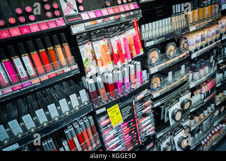 Une sélection de produits de beauté revlon dans une pharmacie à new york, le vendredi 3 novembre 2017 revlon. ont signalé un 32,4 millions de dollars de perte au troisième trimestre. (© richard b. levine) Banque D'Images