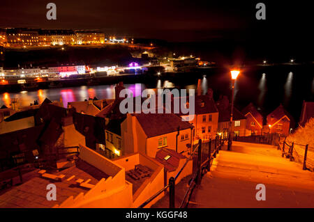 Lumières de la nuit sur les 199 marches, Whitby Harbour sur la côte du Yorkshire du Nord. Banque D'Images