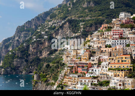 Close up de maisons sur le côté de l'accidenté à Positano le long de la célèbre côte amalfitaine. Banque D'Images