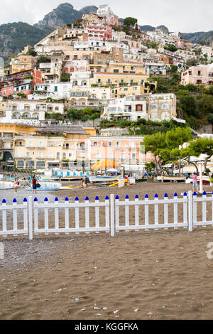 Vue verticale de la colline de Positano Spiaggia Grande plage. Positano est une destination touristique populaire sur la côte amalfitaine. Banque D'Images