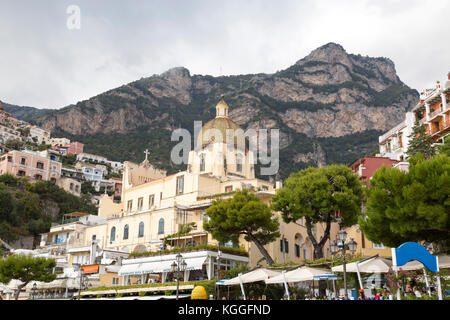 Santa Maria Assunta, église avec majorlica-sol carrelé dome sur la plage Spiaggia Grande à Positano en Italie. Plage populaire ville située le long de la côte amalfitaine. Banque D'Images