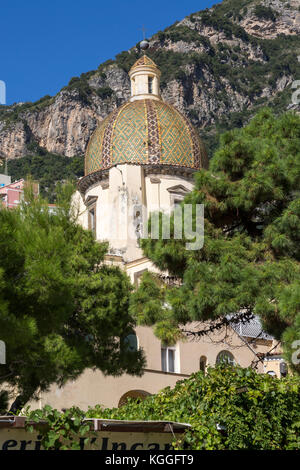 Majorlica-sol carrelé coupole de l'église Santa Maria Assunta à Positano, Italie sur la côte amalfitaine. Banque D'Images