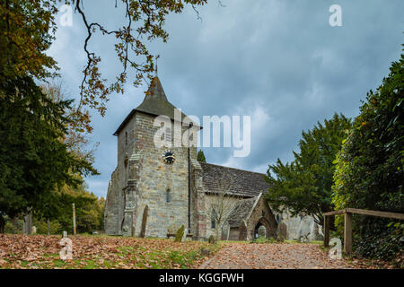 Après-midi d'automne Moody à l'église St Mary à balcombe, West Sussex, Angleterre. Banque D'Images