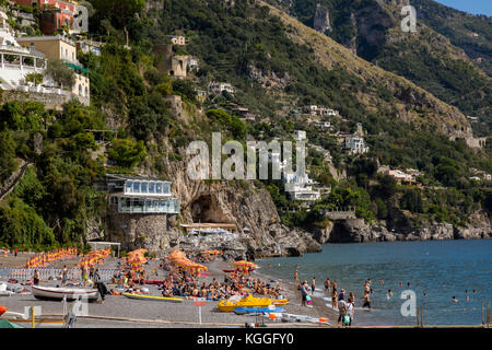 Scène de plage partielle dans Positano, Italie. Maisons le long de la colline. Positano est une plage populaire de la ville, le long de la célèbre côte amalfitaine. Banque D'Images