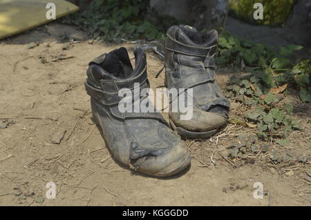 Chaussures pour hommes portées et sales avec du sable sans homme. Banque D'Images