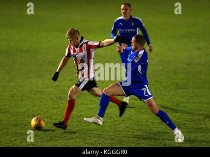 Elliott Whitehouse de Lincoln City (à gauche) et Lewis Alessandra de Notts County se battent pour le ballon lors du Trophée Checkatrade à Sincil Bank, Lincoln. Banque D'Images