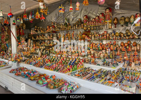 Toulouse, France - 30 novembre 2016, stand d'matioskas et œufs peints avec des personnalités religieuses, marché de Noël à Toulouse, France Banque D'Images