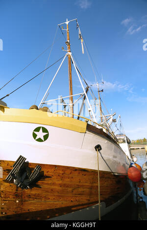 Un bateau amarré à un quai en Norvège. Banque D'Images