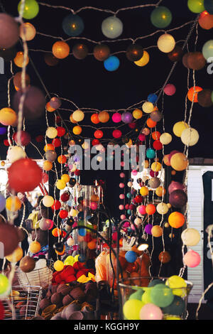 TOULOUSE, FRANCE - 30 novembre 2016, stand d'éclairage, les lumières colorées à l'intérieur des boules de Noël, de nuit, marché de Noël à Toulouse, France Banque D'Images