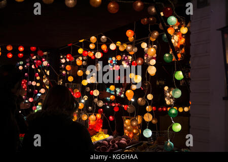 TOULOUSE, FRANCE - 30 novembre 2016, stand d'éclairage, les lumières colorées à l'intérieur des boules de Noël, de nuit, marché de Noël à Toulouse, France Banque D'Images