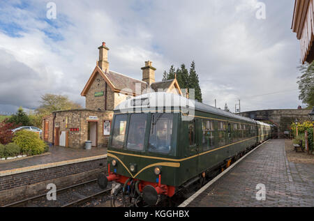 L'automne à Arley Station sur la Severn Valley Railway et une classe : 108 DMU, locomotive diesel, Arley, Worcestershire, Angleterre, RU Banque D'Images