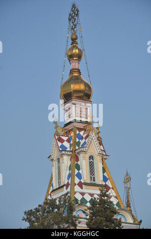 Tour de la cathédrale russe orthodoxe de Zenkov, 1907, dans le parc Panfilov, Almaty, Kazakhstan. Deuxième plus grand bâtiment en bois au monde. Banque D'Images
