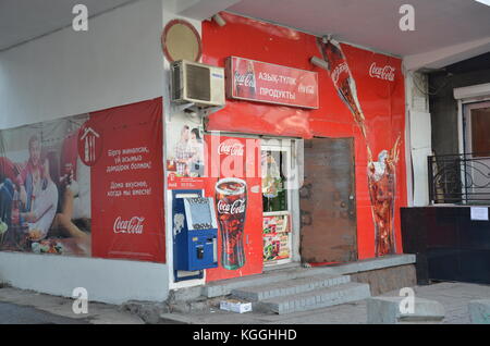 Coca Cola magasin de publicité au Kazakhstan, producty, boutique, de l'extérieur avec coca cola versé dans un verre. Banque D'Images