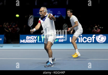 Mansour Bahrami (à gauche) et Tim Henman lors de l'événement Andy Murray Live à SSE Hydro, Glasgow. Banque D'Images