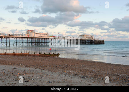 Worthing Pier sur une marée descendante un après-midi de novembre, West Sussex, Angleterre, Royaume-Uni Banque D'Images