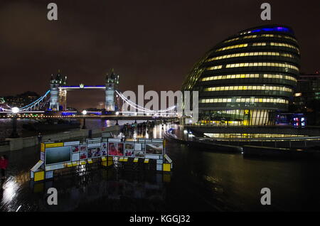 London,UK - circa 2017 oct - vue de la nuit de l'hôtel de ville et le Tower Bridge. Banque D'Images