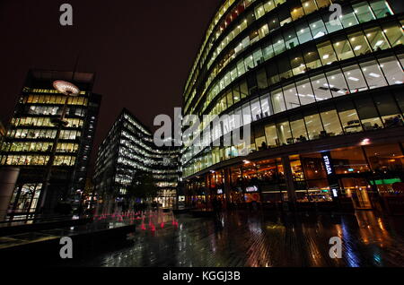 London,UK - circa 2017 oct - Vue de nuit bureaux et restaurants au bord de la rivière près de l'hôtel de ville. Banque D'Images