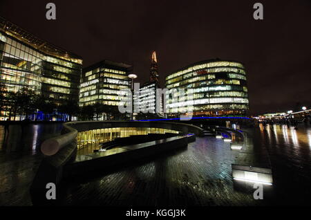 London,UK - circa 2017 oct - Vue de nuit bureaux et restaurants au bord de la rivière près de l'hôtel de ville. Banque D'Images