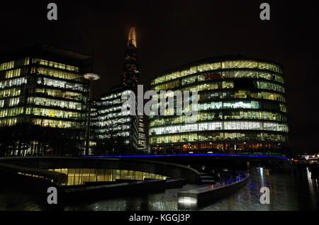 London,UK - circa 2017 oct - Vue de nuit bureaux et restaurants au bord de la rivière près de l'hôtel de ville. Banque D'Images