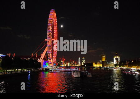 London,UK - circa 2017 oct - le London eye avec une lumière rouge, la Tamise et Westminster. Banque D'Images