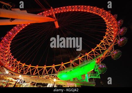 London,UK - circa 2017 oct - le London Eye s'allume en rouge et vert Banque D'Images