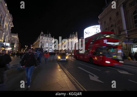 London,UK - circa 2017 oct - touristes et les bus rouges typiques à proximité de Piccadilly Circus. Banque D'Images