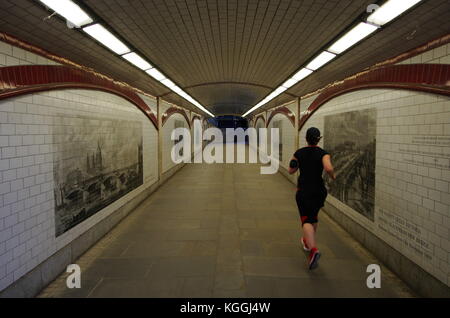 London,UK - circa 2017 oct - femme courir le long de la thames path, sous le pont de Blackfriars. Banque D'Images