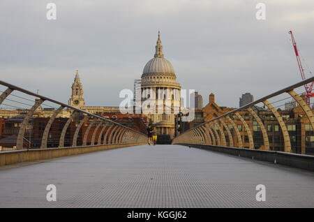 LONDRES, Royaume-Uni - VERS OCT 2017 - deux hommes courent le long du pont du Millénaire, vers la cathédrale Saint-Paul. Banque D'Images