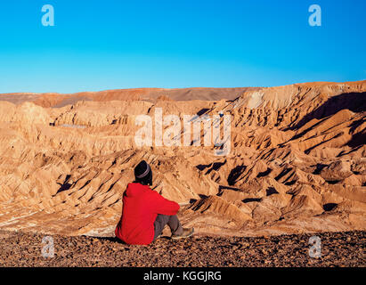 Homme regardant au mars vallée ou la vallée de la mort, San Pedro de Atacama, désert d'Atacama, région d'Antofagasta, Chili Banque D'Images