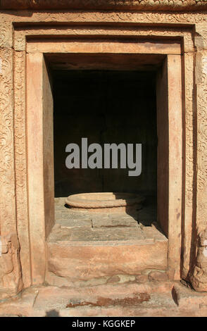 La pierre rouge porte de temple shivalaya inférieur à badami, Karnataka, Inde, Asie Banque D'Images