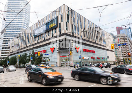 Toronto, Canada - oct 11, 2017 : le magasin Canadian Tire de la rue Dundas, centre-ville de Toronto, province de l'Ontario, canada Banque D'Images