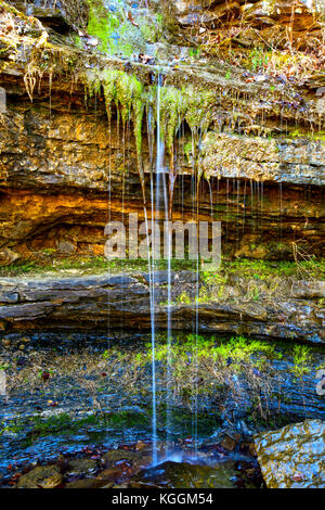 Couleurs irisées dans une source naturelle dans la région de devils den state park en Arkansas Banque D'Images