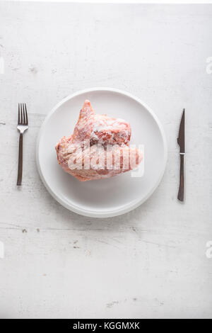 Haut de la dinde poulet sur plaque blanche avec fourchette et couteau. Banque D'Images