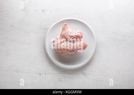 Haut de la dinde poulet sur plaque blanche avec fourchette et couteau. Banque D'Images