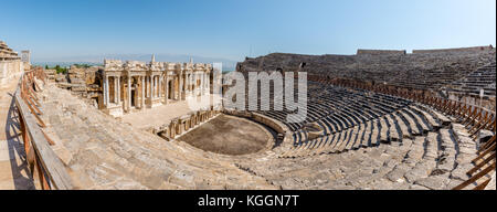 Vue panoramique haute résolution de théâtre antique de l'ancienne ville grecque Hiérapolis, Pamukkale, Turquie Banque D'Images