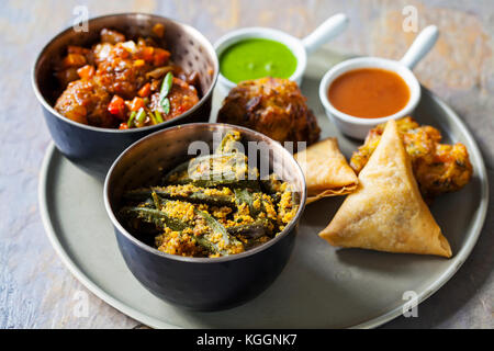 Sélection de plats indiens : samossas, oignon bhaji, boules de Manchourie et gombo Banque D'Images