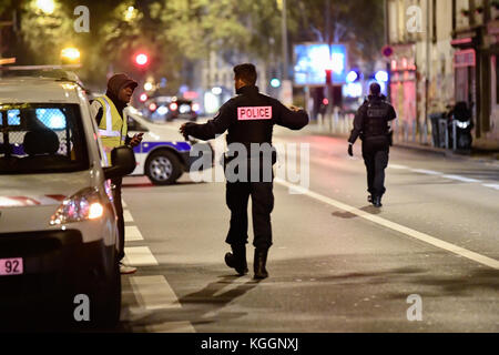 Julien Mattia / le Pictorium - voiture en feu - 08/11/2017 - France / ? haut de seine ? / Malakoff - Paris les pompiers éteignent une voiture brûlée à Malakoff. D'origine inconnue, l'incendie de la machine menace un bâtiment abandonné, obligeant l'incendie de Paris à intervenir dans le bâtiment après avoir éteint l'incendie. Banque D'Images