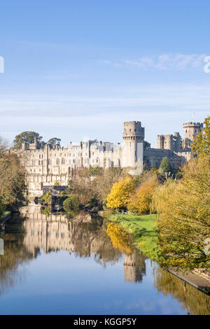 À l'automne le château de Warwick surplombant la rivière Avon, dans le Warwickshire, Angleterre, RU Banque D'Images