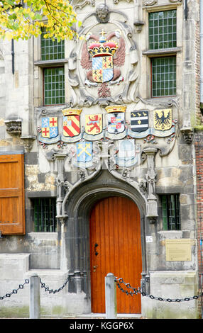 Boucliers héraldiques de Delft en 1645 les membres du Conseil de l'eau, l'année le Bureau de l'eau a acheté le bâtiment, sur la façade de l'Gemeenslandhuis à Delft. Banque D'Images