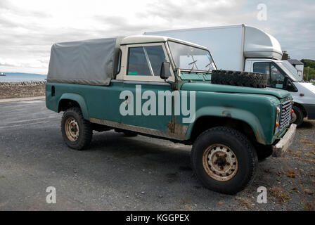 1980 Vert Blanc Land Rover Defender 110 Pick up Craighouse Isle of Jura Ecosse hors-jeu avant de voir 1983 rusty vert blanc land rover defender l Banque D'Images