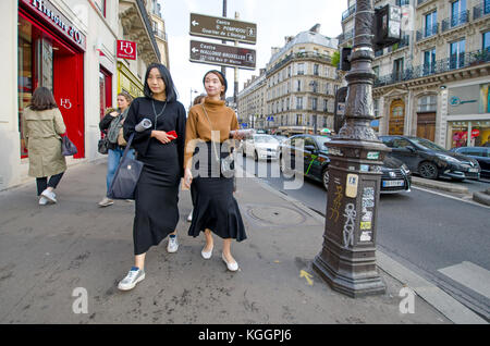 Paris, France. Deux touristes asiatiques dans la rue de Rivoli Banque D'Images