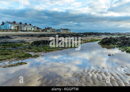 La fin de l'après-midi vue de ville beach front rhosneigr sur anglesey, sur une fin d'après-midi journée d'automne en novembre. Banque D'Images